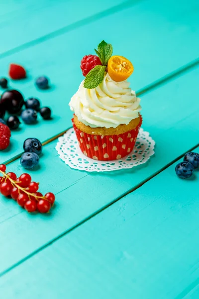 Cupcakes com bagas de verão — Fotografia de Stock