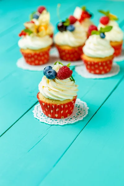 Cupcakes com bagas de verão — Fotografia de Stock