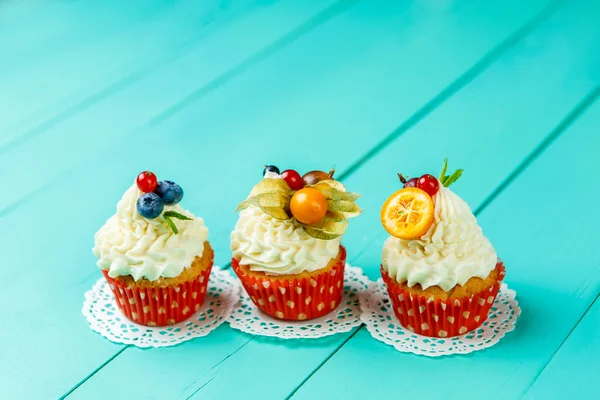 Cupcakes com bagas de verão — Fotografia de Stock