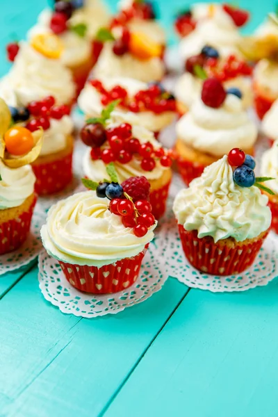 Cupcakes com bagas de verão — Fotografia de Stock