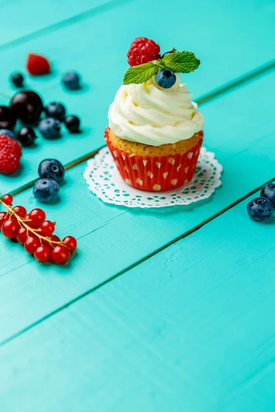 与夏季莓蛋糕 — 图库照片