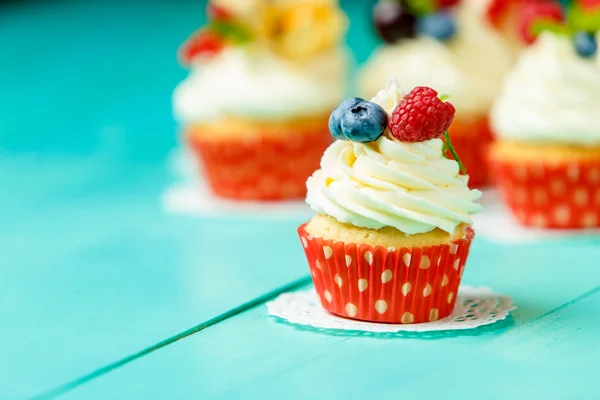 Cupcakes com bagas de verão — Fotografia de Stock