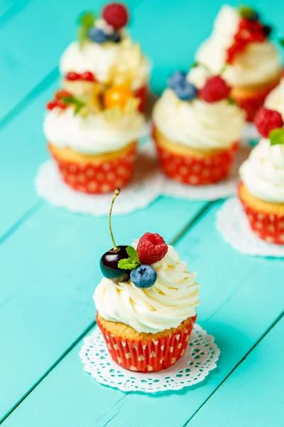 Cupcakes com bagas de verão — Fotografia de Stock