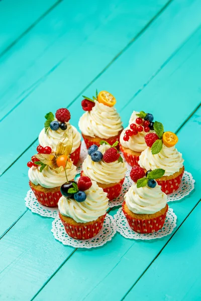 Cupcakes com bagas de verão — Fotografia de Stock