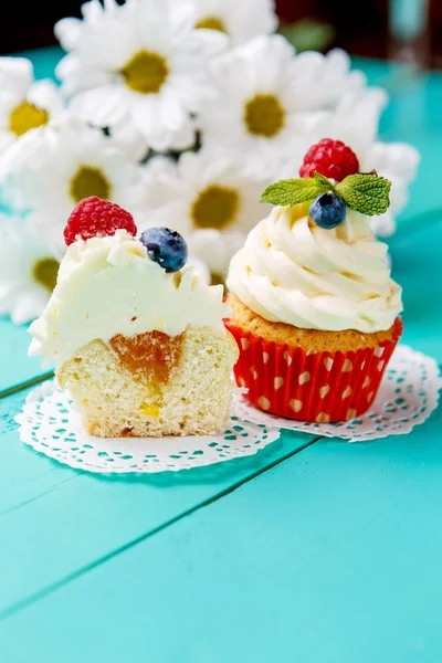 Cupcakes com bagas de verão — Fotografia de Stock