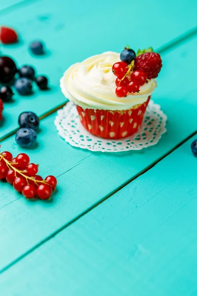 Cupcakes com bagas de verão — Fotografia de Stock