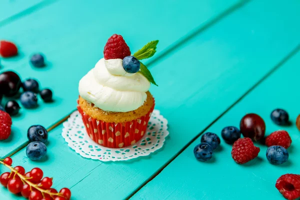 Cupcakes com bagas de verão — Fotografia de Stock