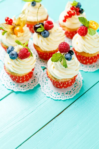 Cupcakes com bagas de verão — Fotografia de Stock