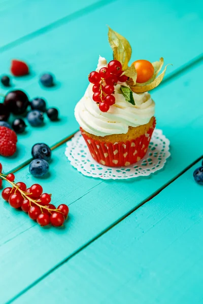 Cupcakes com bagas de verão — Fotografia de Stock