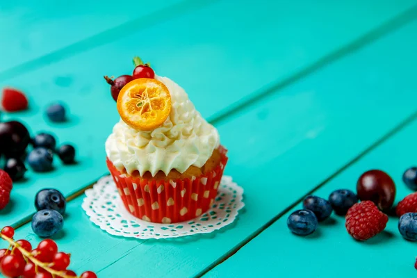 Cupcakes com bagas de verão — Fotografia de Stock