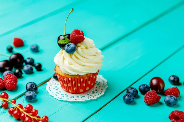 Cupcakes com bagas de verão — Fotografia de Stock