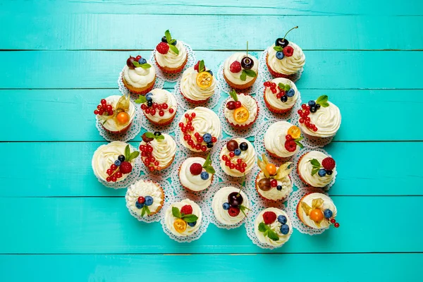 Cupcakes com bagas de verão — Fotografia de Stock