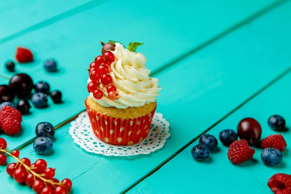 Cupcakes com bagas de verão — Fotografia de Stock