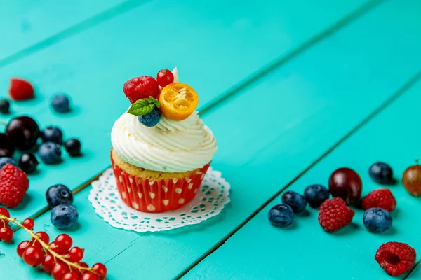 Cupcakes com bagas de verão — Fotografia de Stock