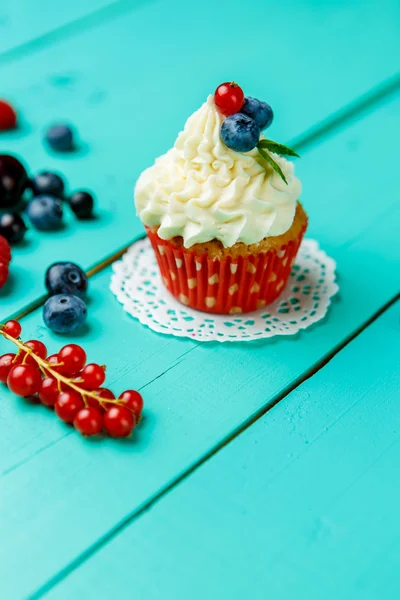 Cupcakes com bagas de verão — Fotografia de Stock