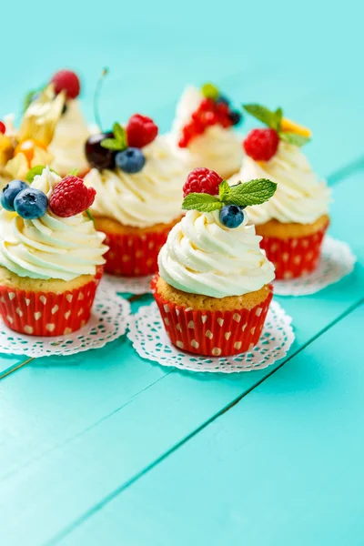 Cupcakes com bagas de verão — Fotografia de Stock