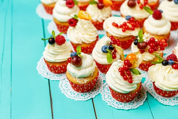 Cupcakes com bagas de verão — Fotografia de Stock