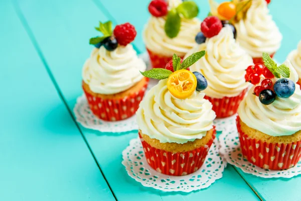 Cupcakes com bagas de verão — Fotografia de Stock
