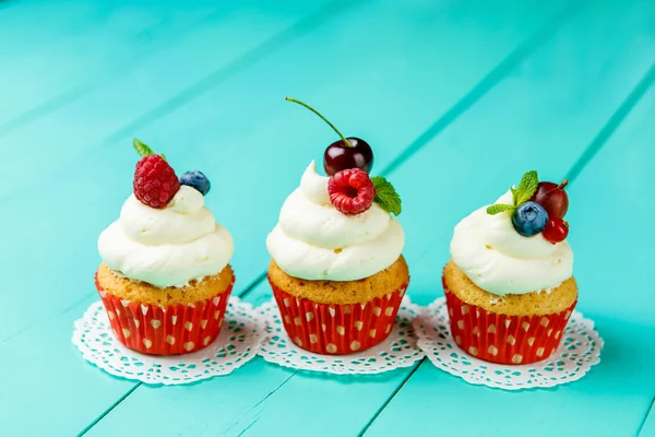 Cupcakes com bagas de verão — Fotografia de Stock