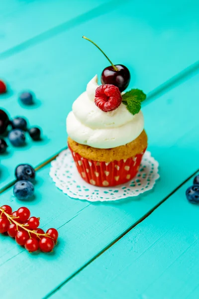 Cupcakes with summer berries — Stock Photo, Image