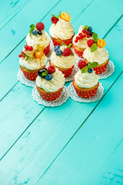 Cupcakes com bagas de verão — Fotografia de Stock