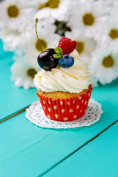 Cupcakes with summer berries — Stock Photo, Image