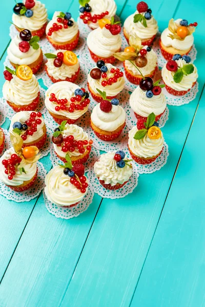 Cupcakes com bagas de verão — Fotografia de Stock