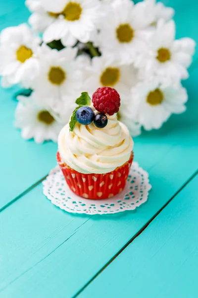 Cupcakes com bagas de verão — Fotografia de Stock