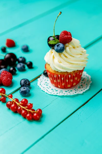 Cupcakes com bagas de verão — Fotografia de Stock