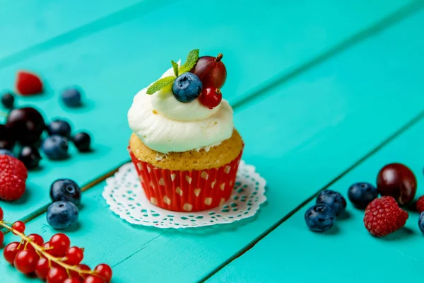 Cupcakes com bagas de verão — Fotografia de Stock