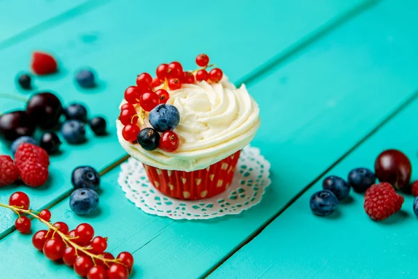 Cupcakes com bagas de verão — Fotografia de Stock