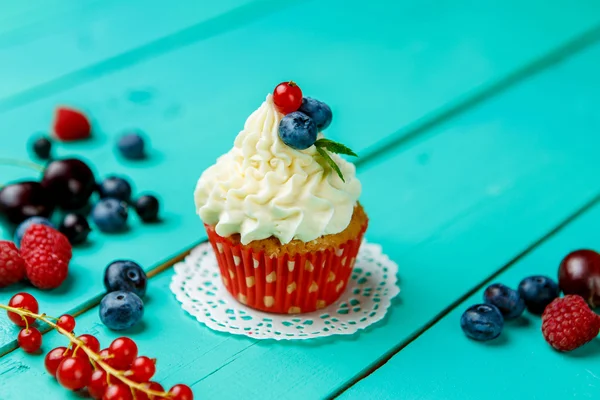 Cupcakes with summer berries — Stock Photo, Image