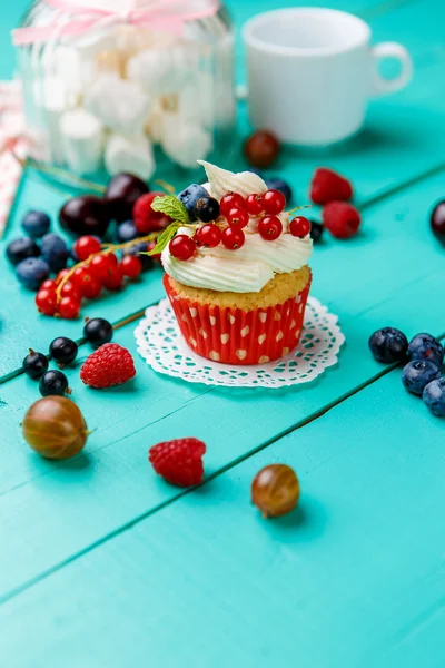 Cupcakes com bagas de verão — Fotografia de Stock