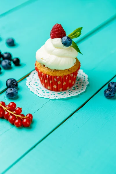 Cupcakes with summer berries — Stock Photo, Image