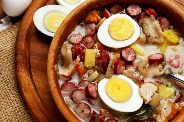 Традиционный польский пасхальный суп Zurek — стоковое фото