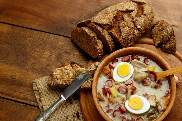 Традиционный польский пасхальный суп Zurek — стоковое фото