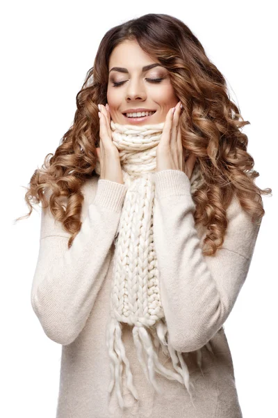 Красива молода жінка в в'язаному вовняному светрі посміхається — стокове фото