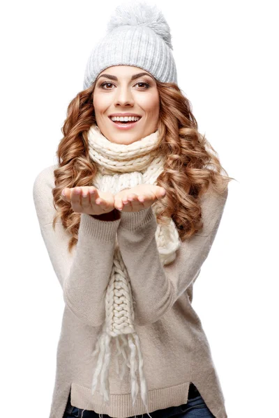 Mooie jonge vrouw in gebreide wollen trui glimlachen — Stockfoto