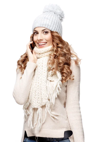 Schöne junge Frau in Strickwollpullover lächelnd — Stockfoto