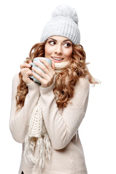Красива молода жінка в в'язаному вовняному светрі посміхається — стокове фото