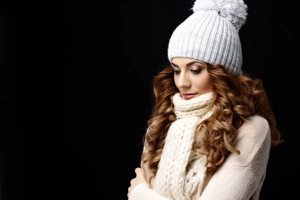 Hermosa mujer joven suéter de lana —  Fotos de Stock