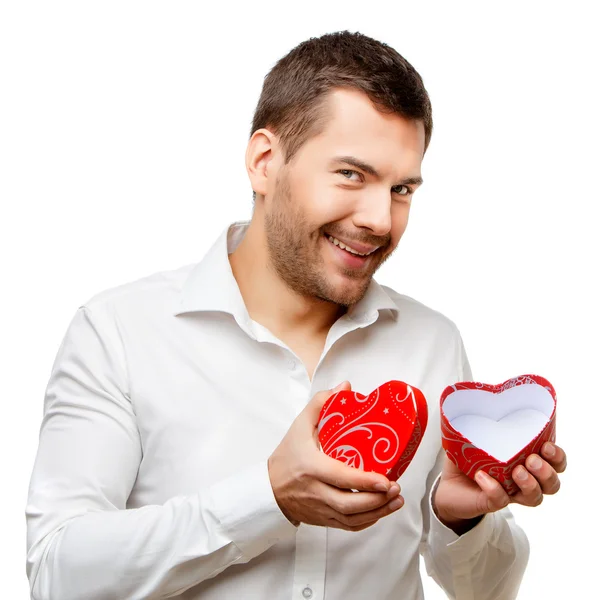 Молодой человек носит коробку в форме сердца — стоковое фото