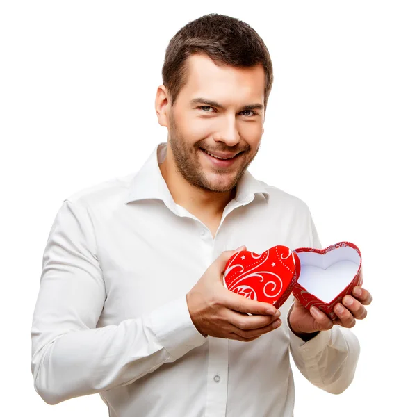 Giovane uomo porta scatola a forma di cuore — Foto Stock