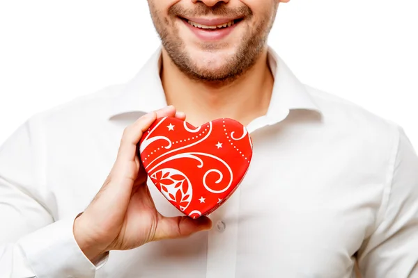Mladý muž nese krabice ve tvaru srdce — Stock fotografie