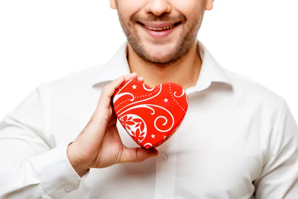 Junger Mann trägt herzförmige Schachtel — Stockfoto