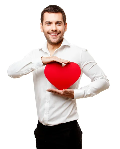 Молодой человек носит красную карточку в форме сердца — стоковое фото