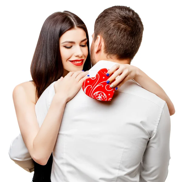 Jeune beau couple avec présent isolé sur blanc — Photo