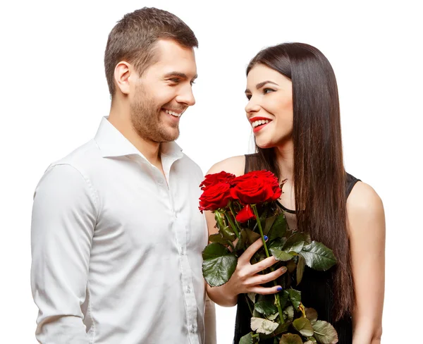 Giovane bella coppia con fiori isolati su bianco — Foto Stock