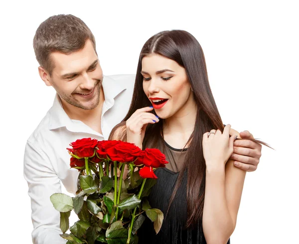 Jonge mooie paar met bloemen geïsoleerd op wit — Stockfoto