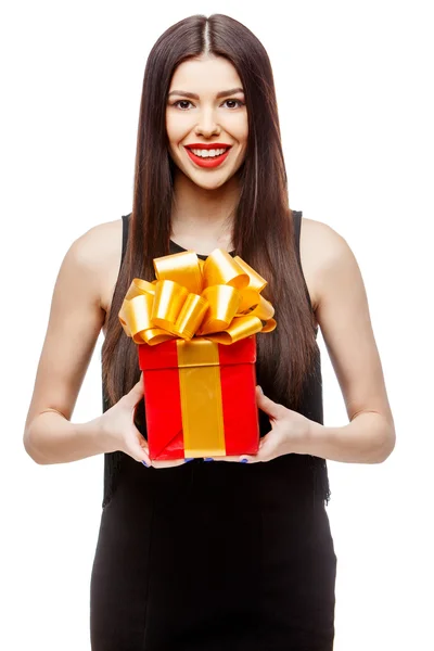 Donna attraente con confezione regalo — Foto Stock